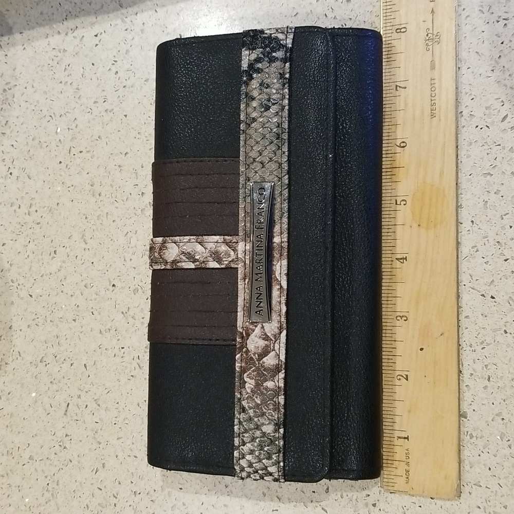 Nwots wallet w/ multiple compartments